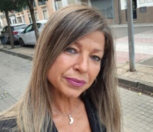 Necesitaba ayuda.
Llevaba años en un círculo del que no podía salir sola.